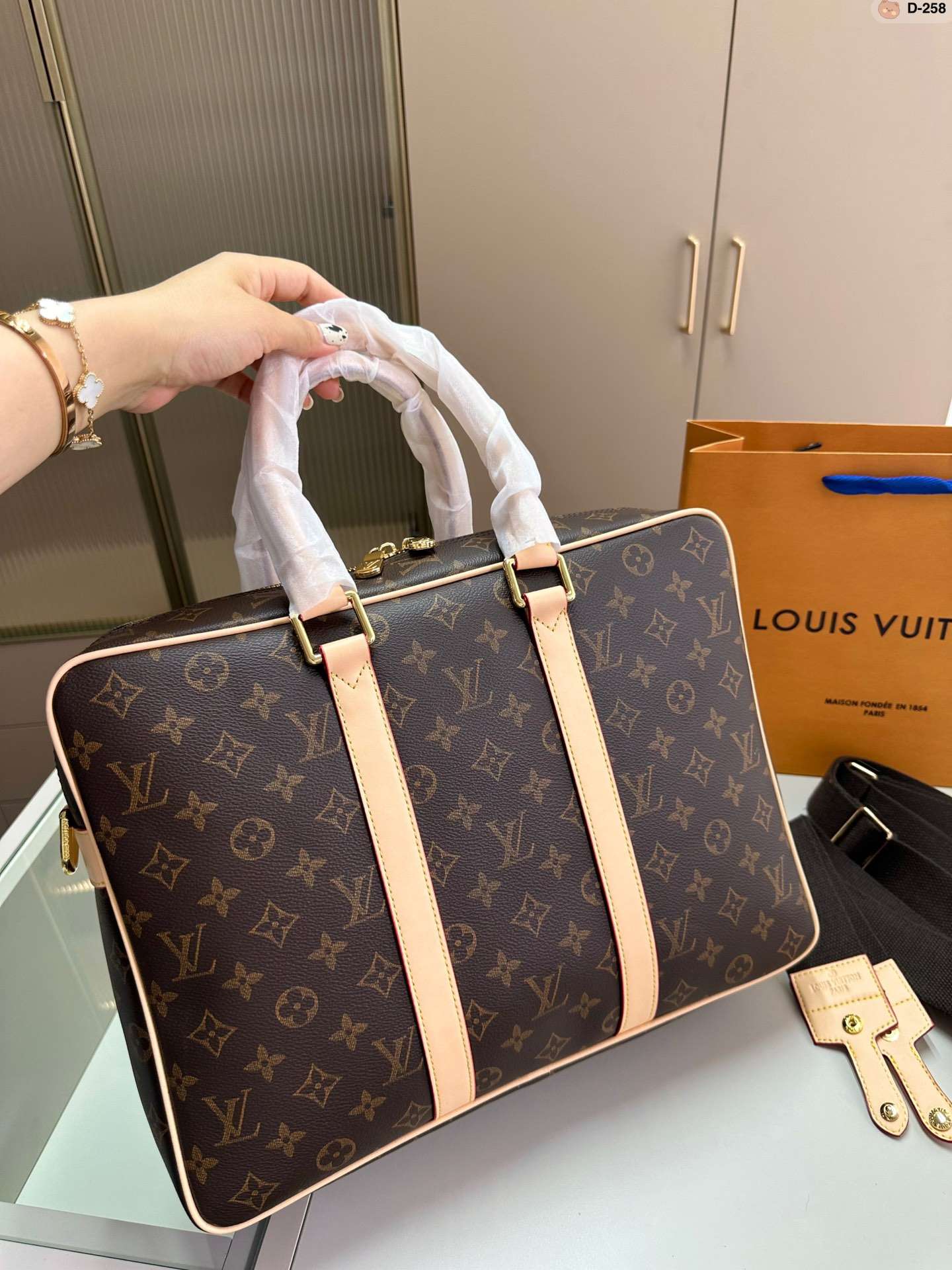 Modern Luxury Daily Bag L4522 FSC Modern Luxury Daily Bag L4522 FSC