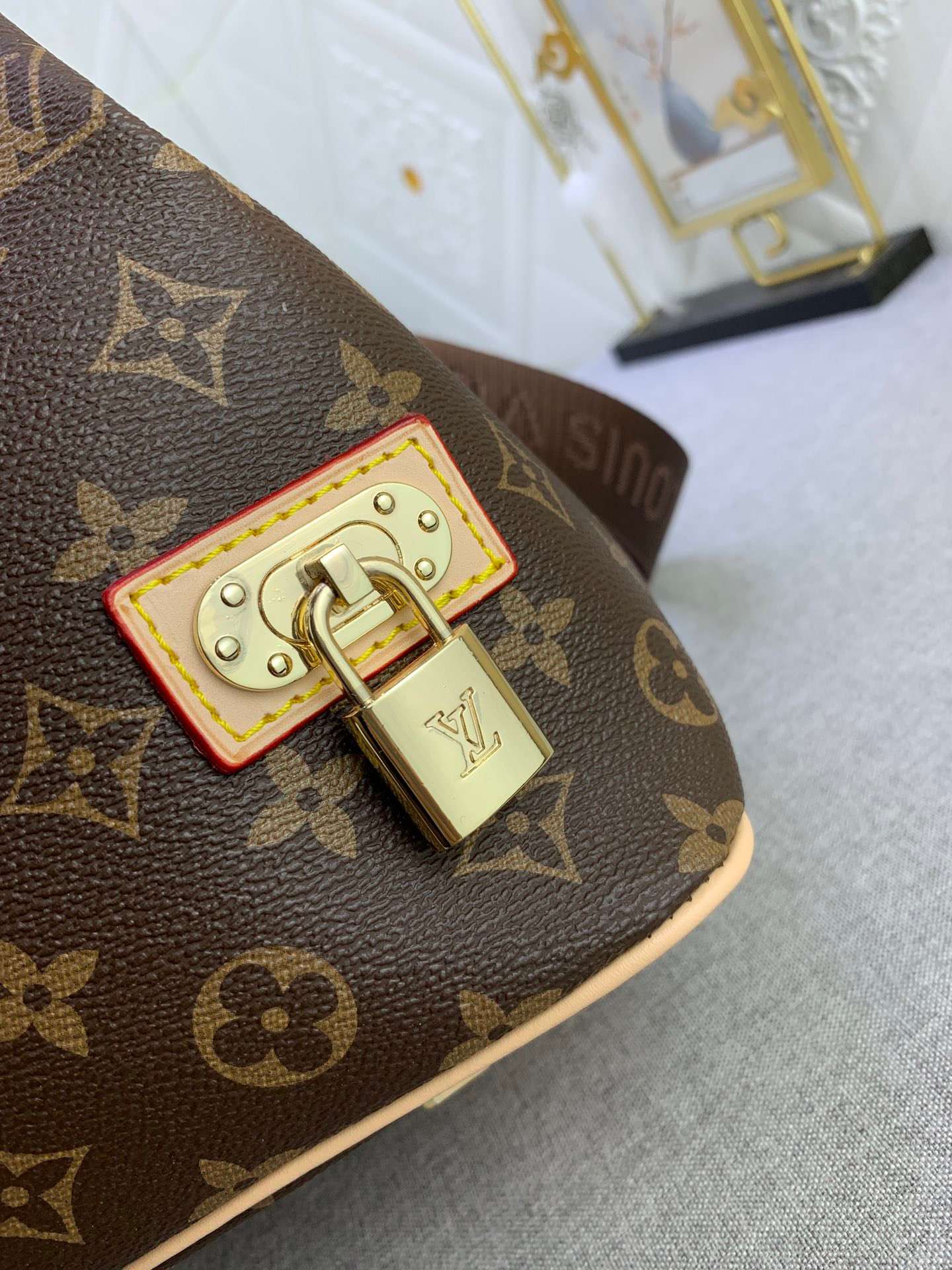 New Fashion L*V Handbag 931 QA
