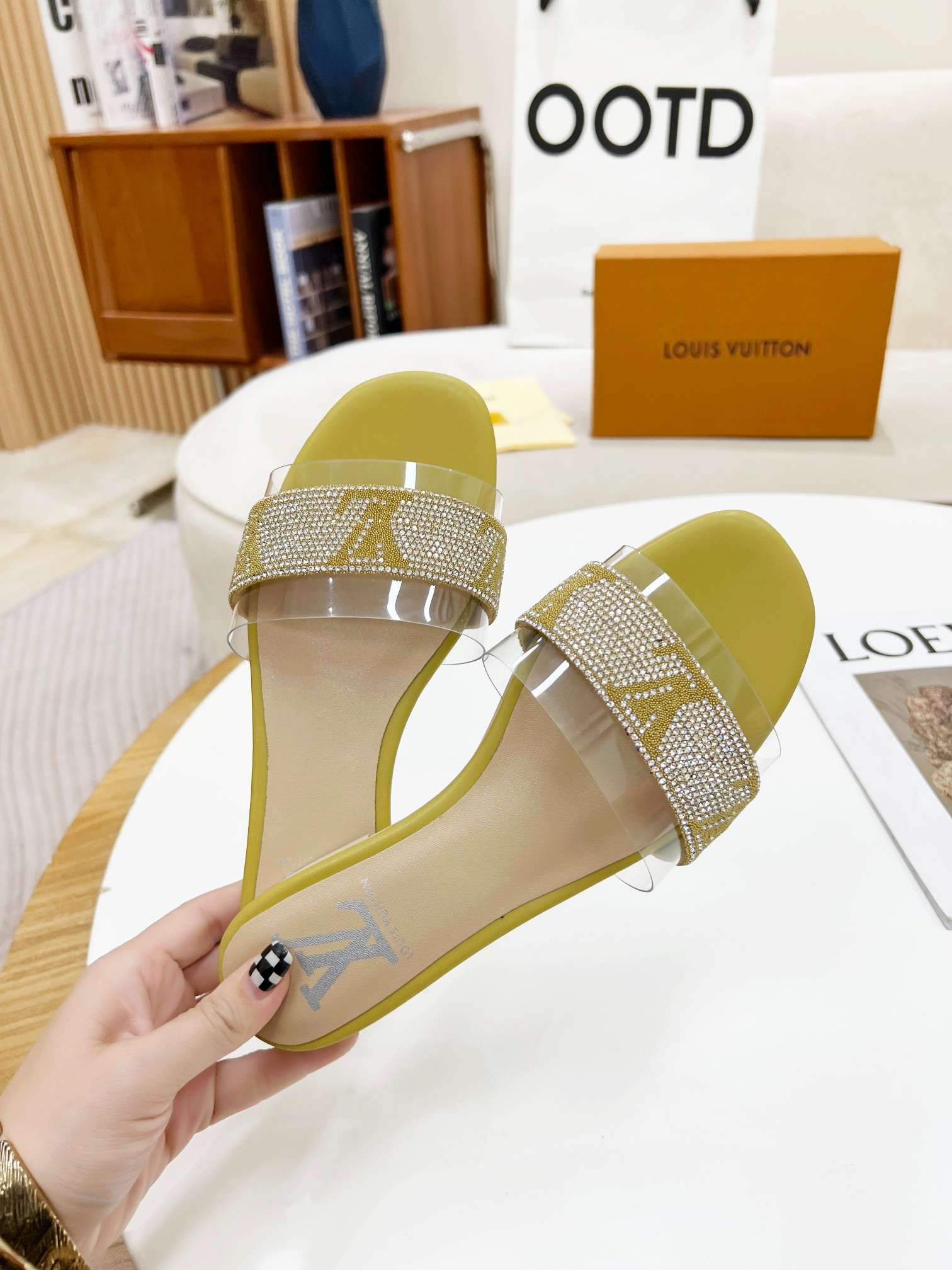 New Fashion LV Women Shoes L064