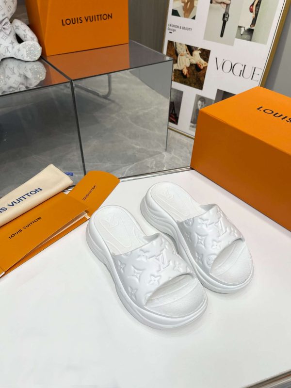 New Fashion LV Women Shoes 159 PA