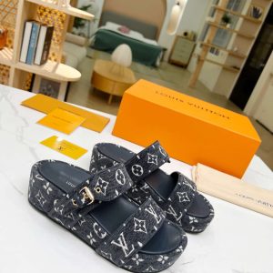 New Fashion LV Women Shoes 161 PA