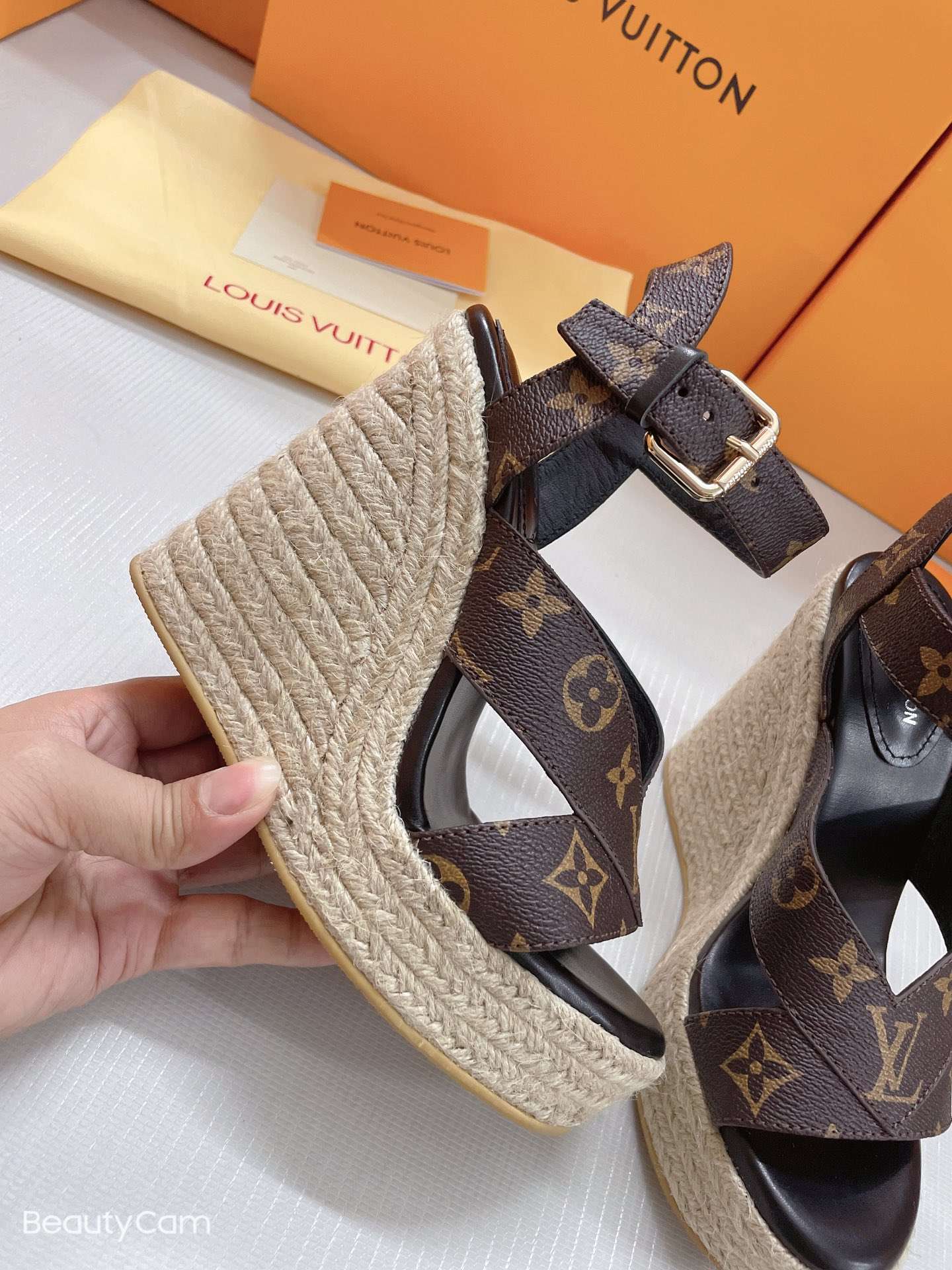 New Fashion LV Women Shoes L045