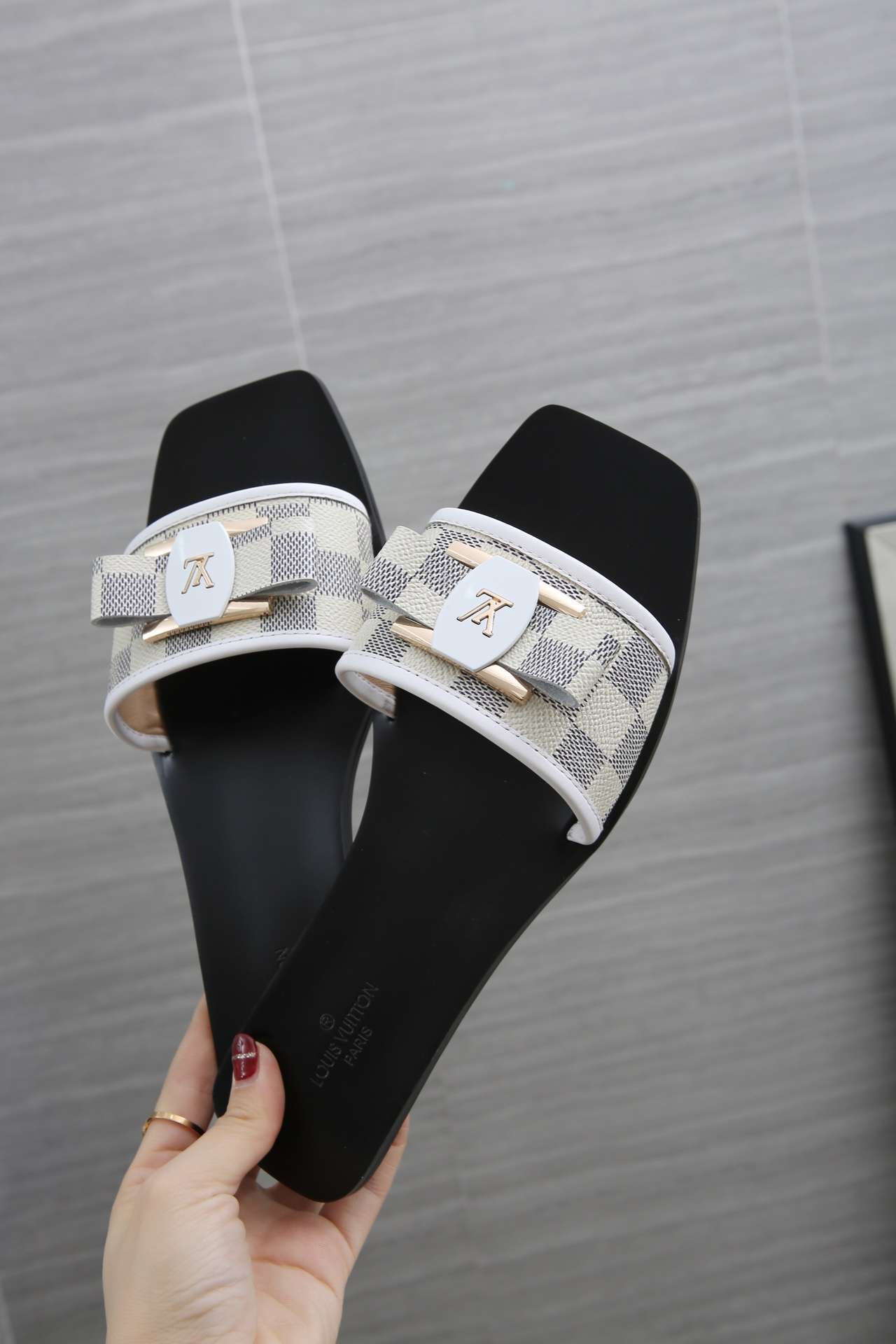 New Fashion LV Women Shoes L020