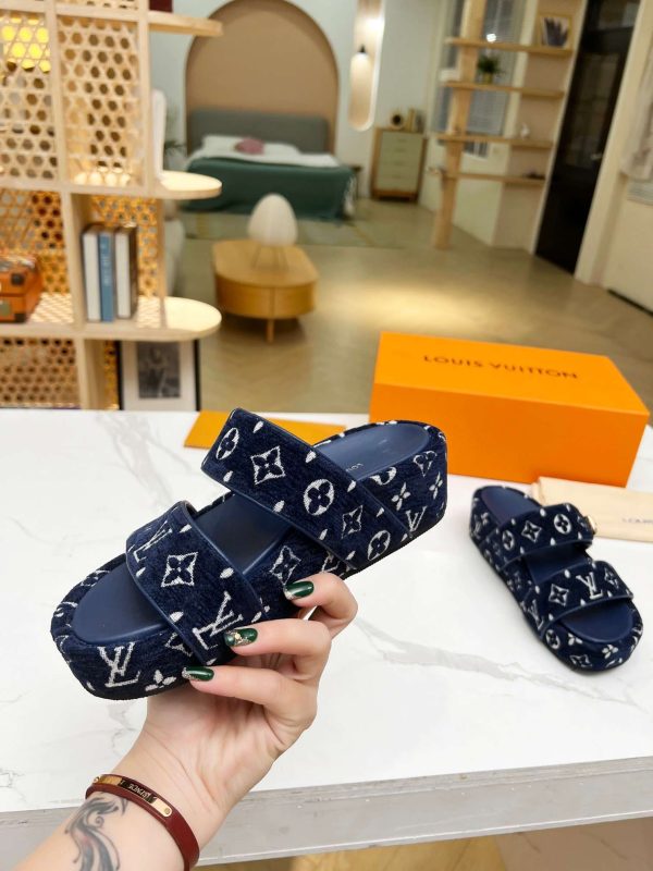 New Fashion LV Women Shoes 164 PA