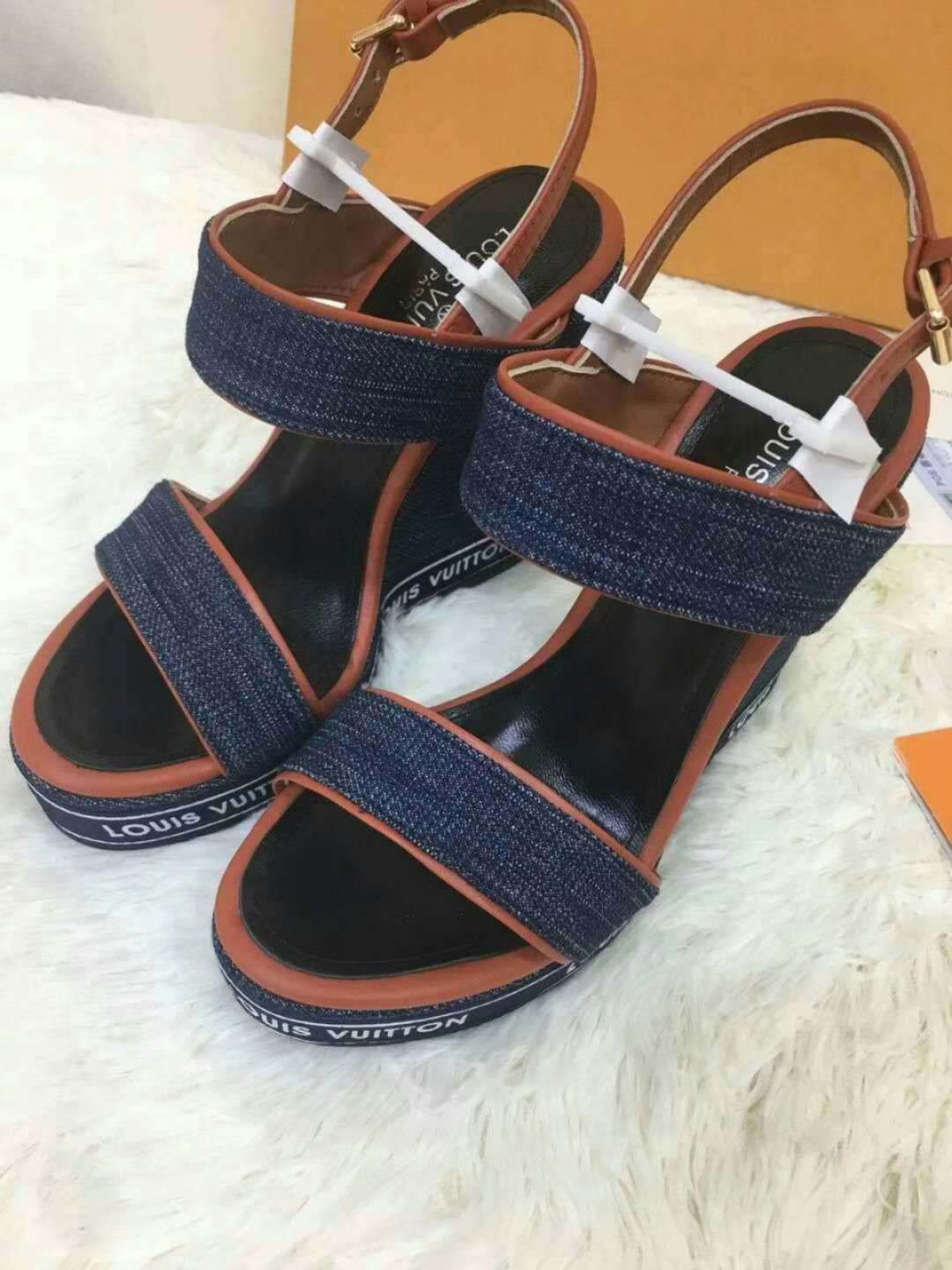 New Fashion LV Women Shoes L046