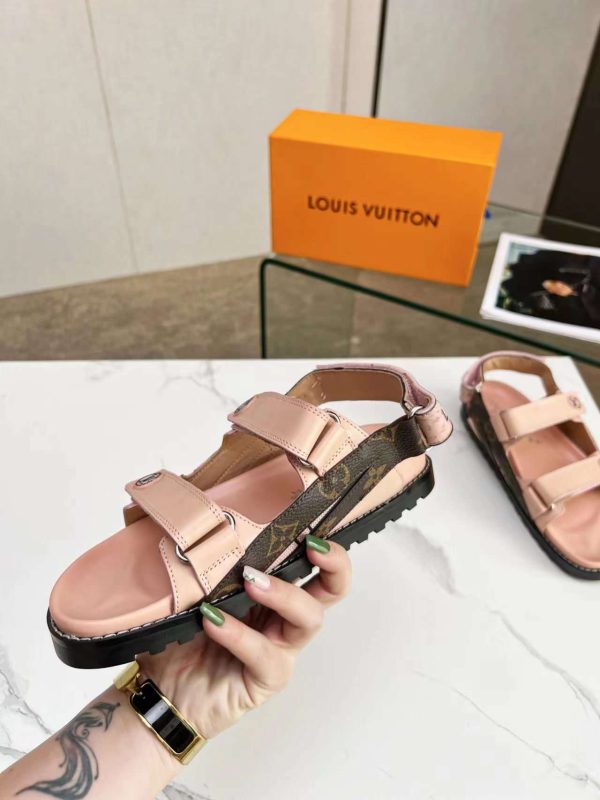 New Fashion LV Women Shoes 169 PA