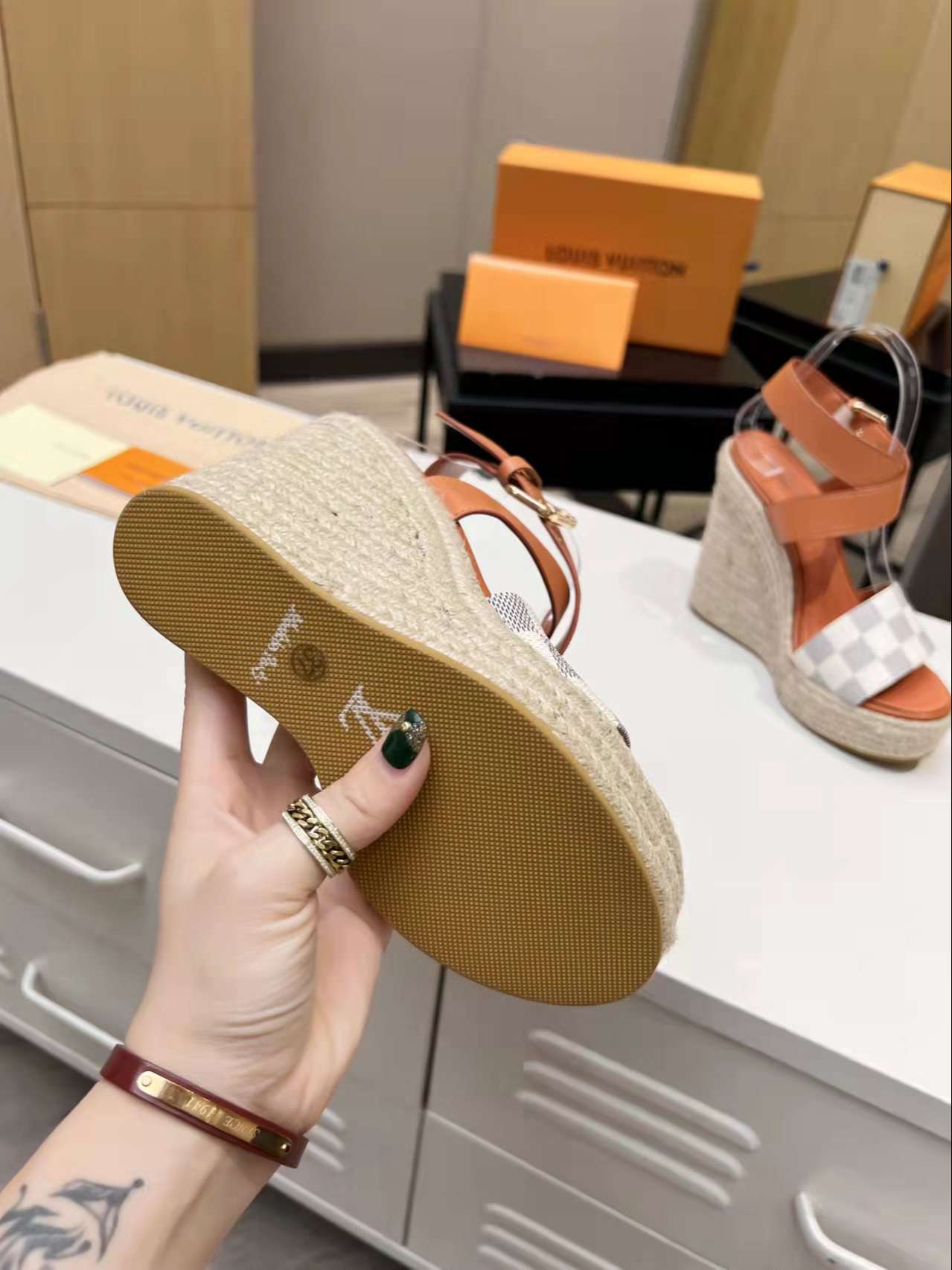 New Fashion LV Women Shoes L044