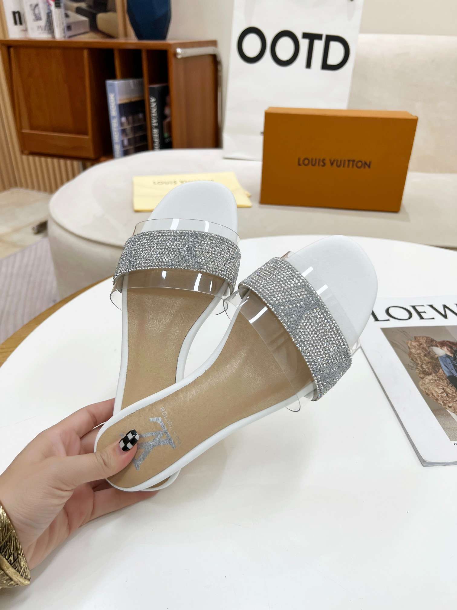 New Fashion LV Women Shoes L064