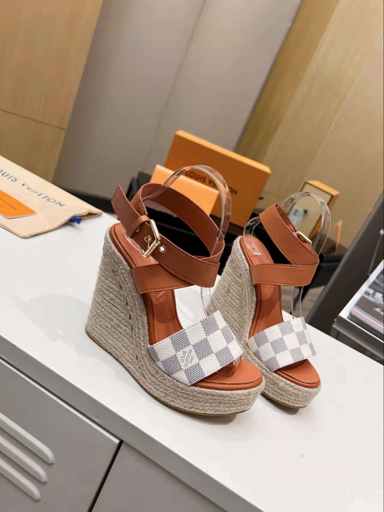 New Fashion LV Women Shoes L044