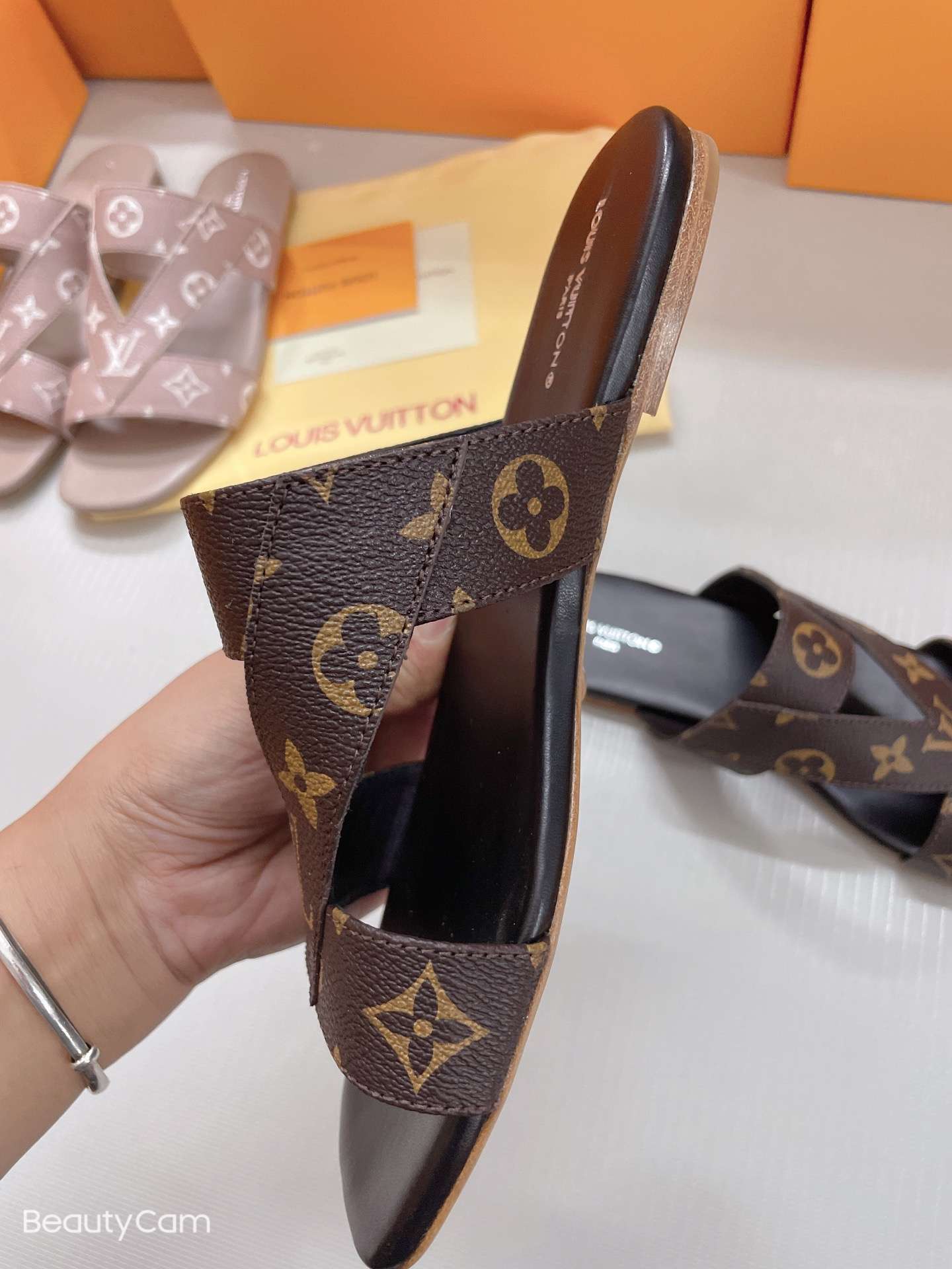 New Fashion LV Women Shoes L049