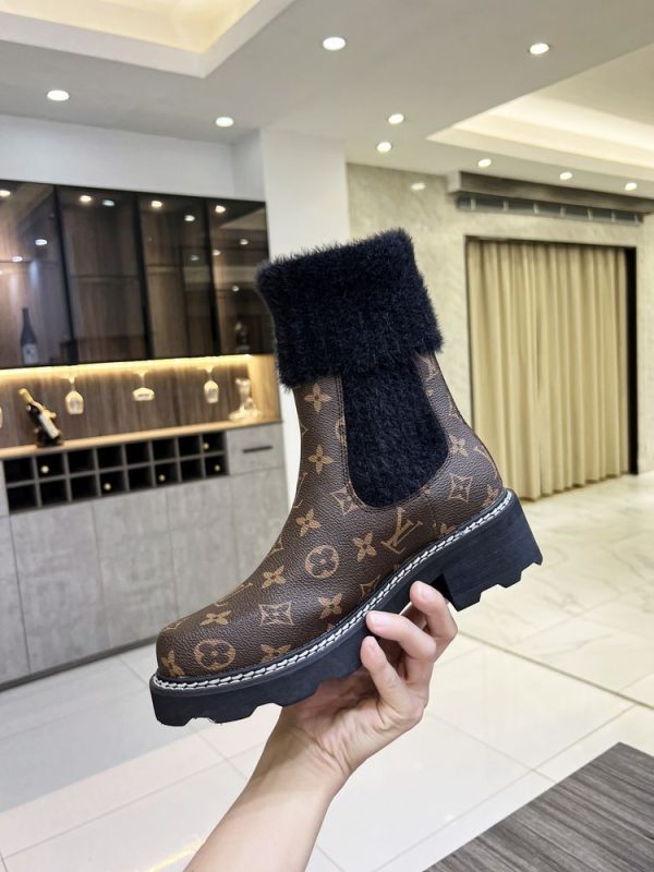 New Fashion LV Women Shoes 328 PA