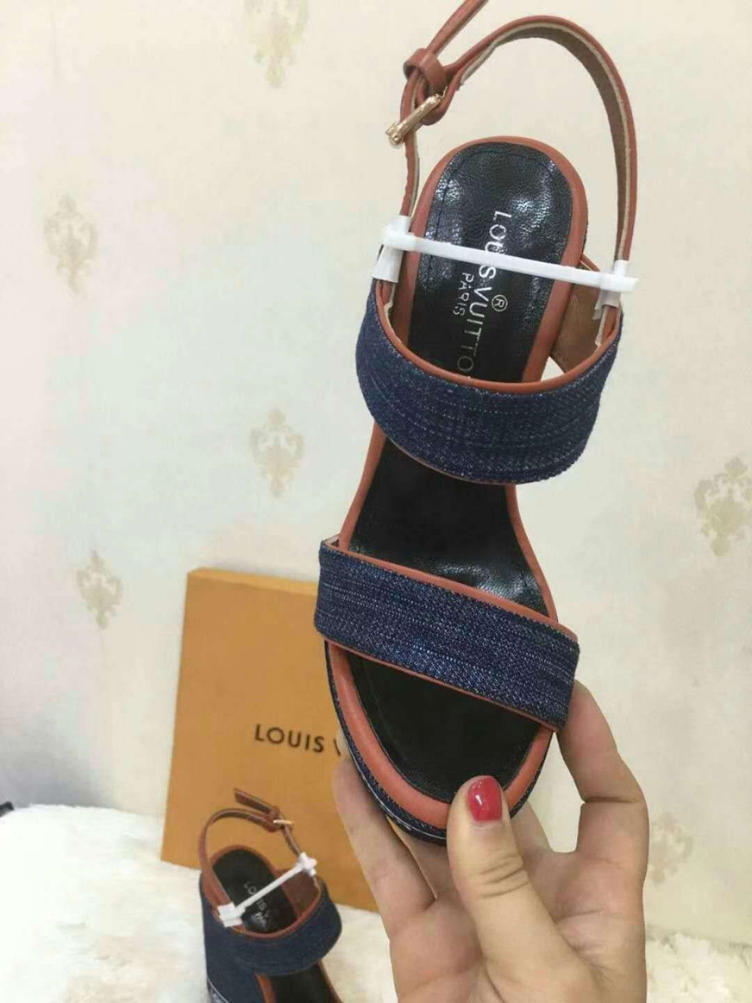 New Fashion LV Women Shoes L046
