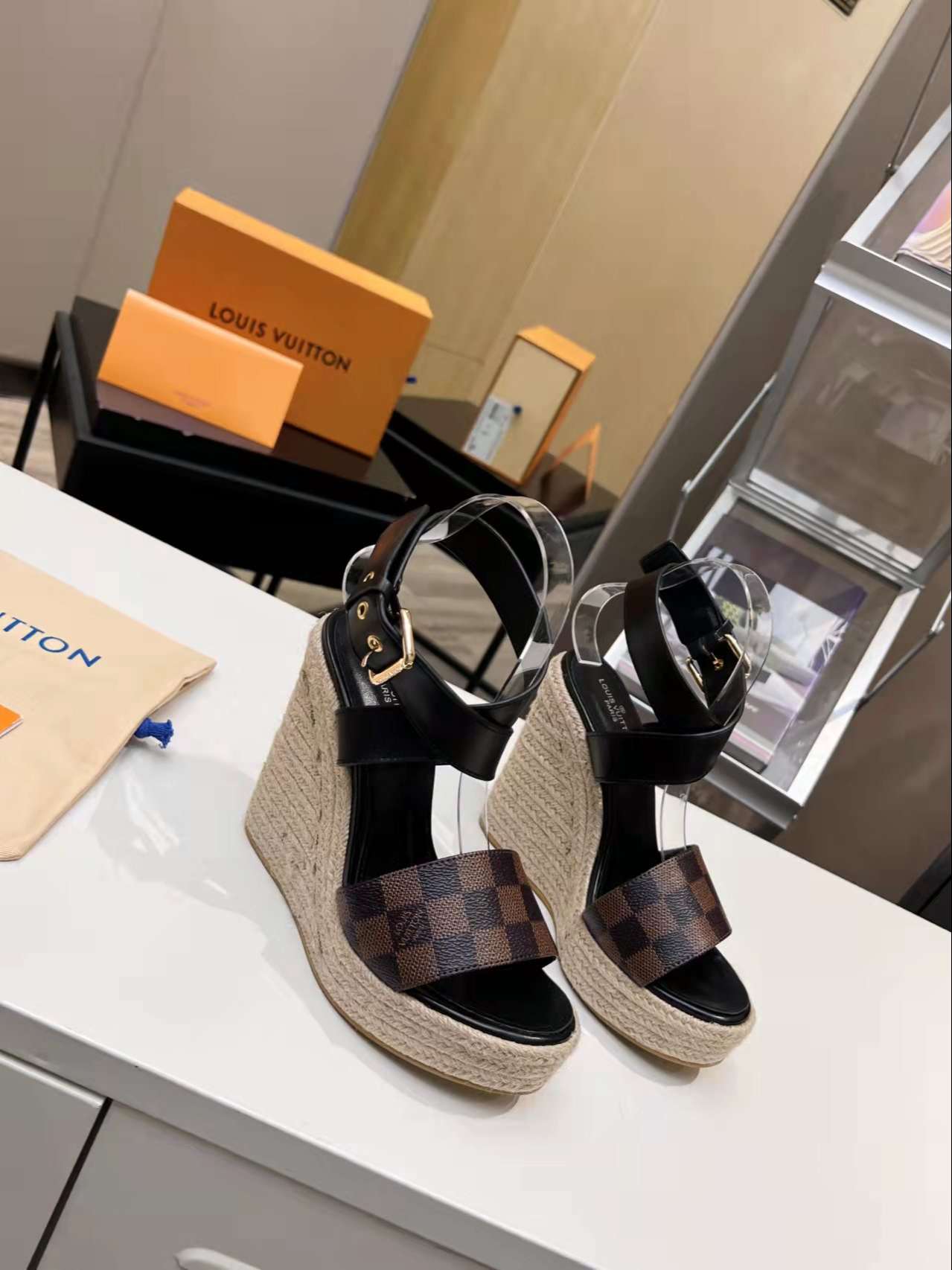 New Fashion LV Women Shoes L044