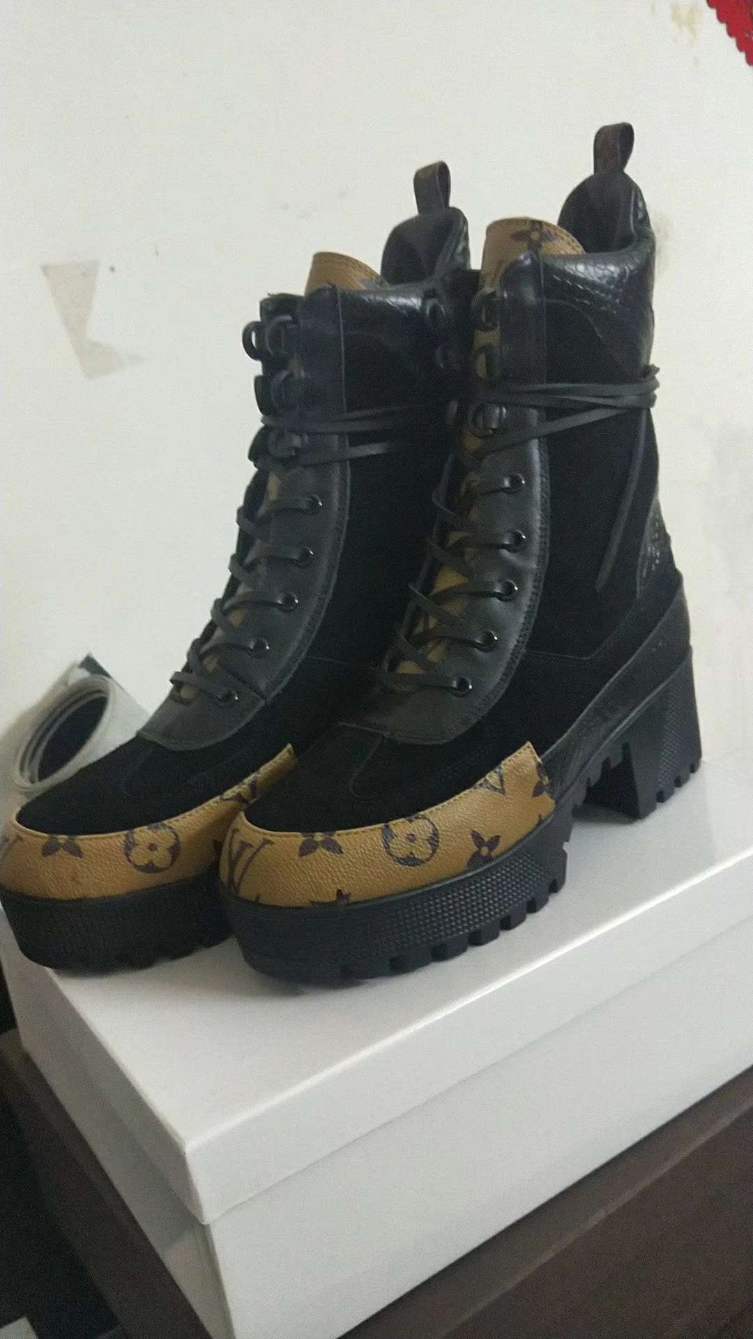 New Fashion LV Women Shoes L030