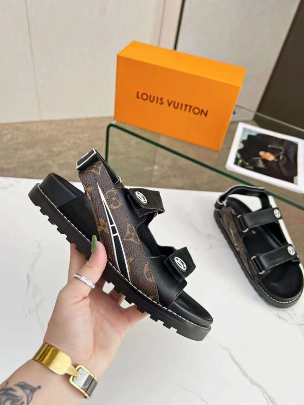New Fashion LV Women Shoes 166 PA