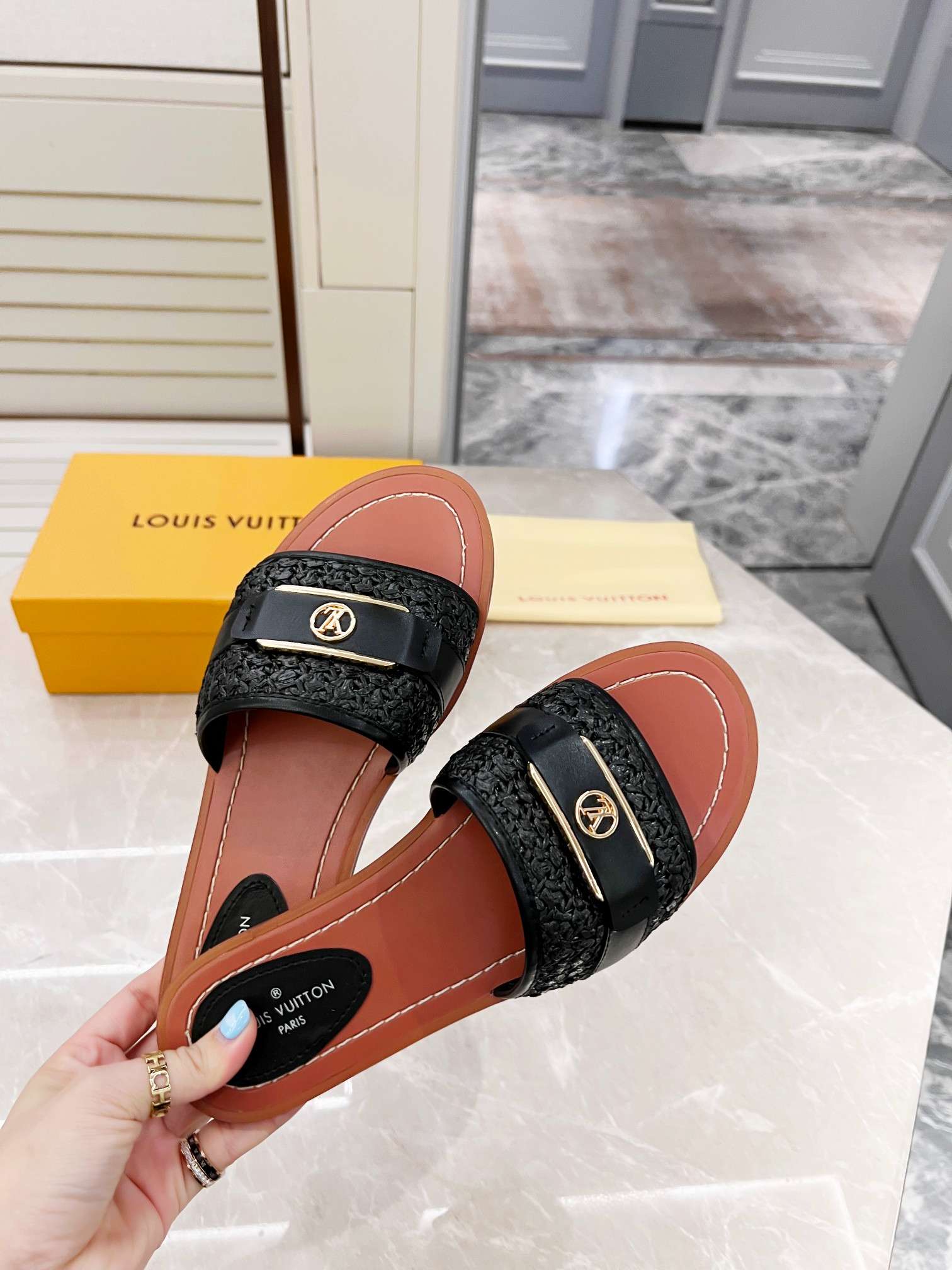 New Fashion LV Women Shoes L061