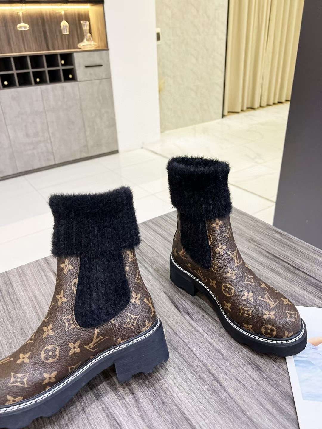 New Fashion LV Women Shoes L034
