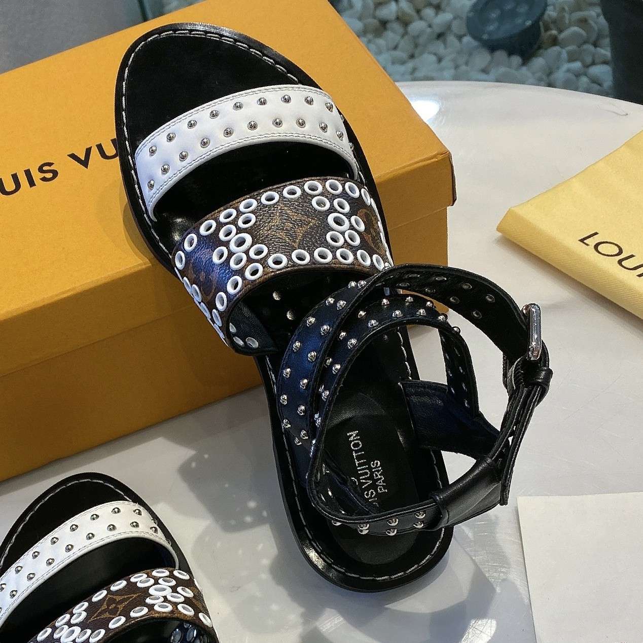 New Fashion LV Women Shoes L051