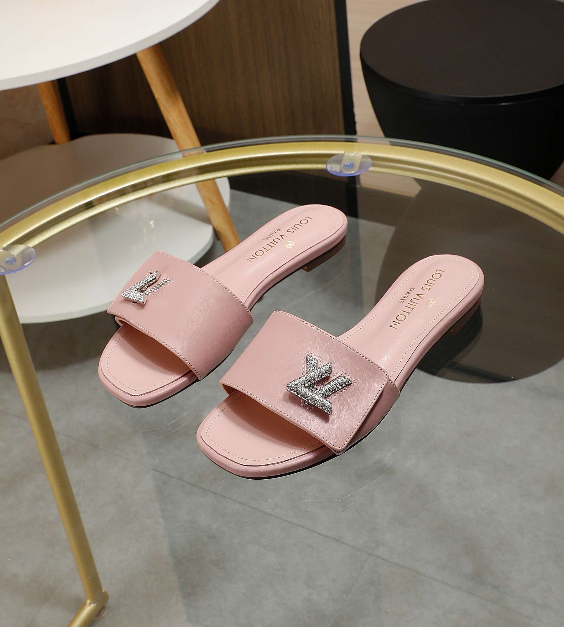 New Fashion LV Women Shoes L002