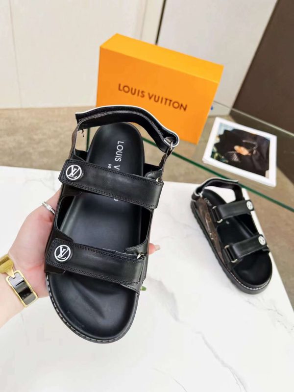 New Fashion LV Women Shoes 166 PA