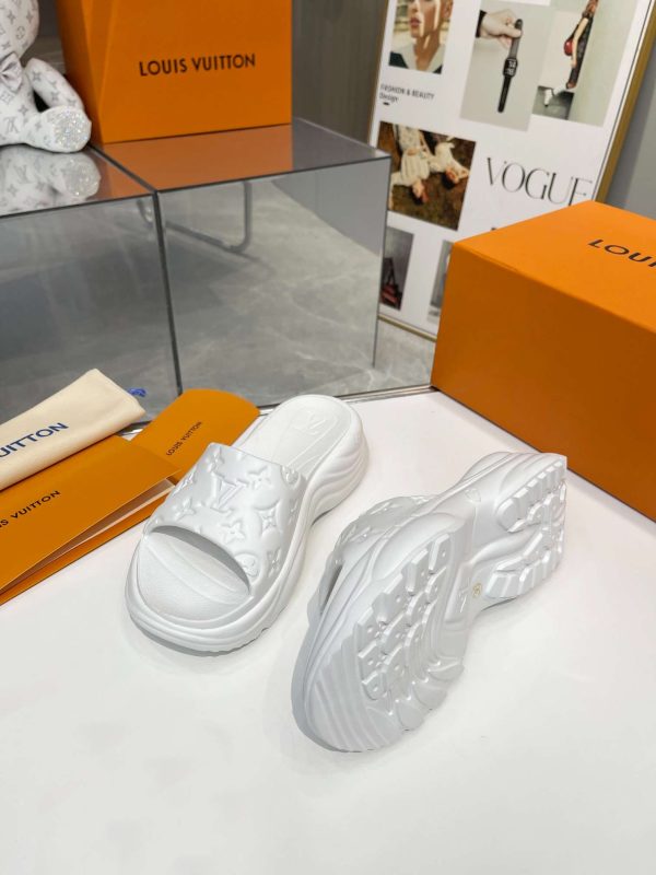 New Fashion LV Women Shoes 159 PA
