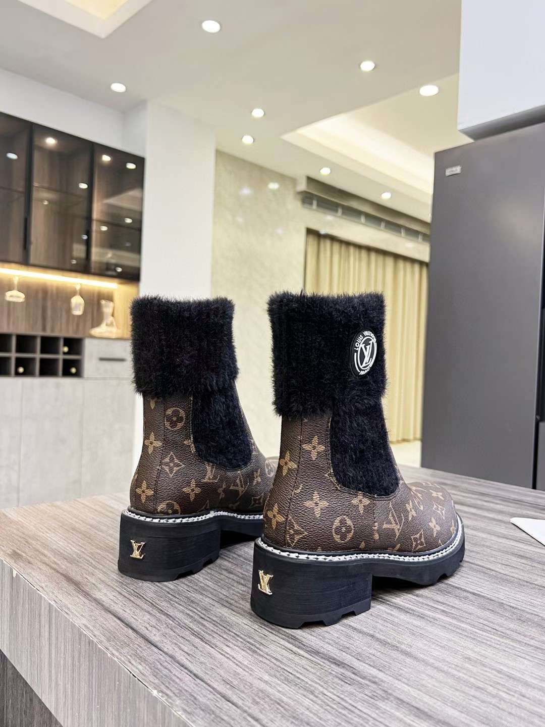 New Fashion LV Women Shoes L034