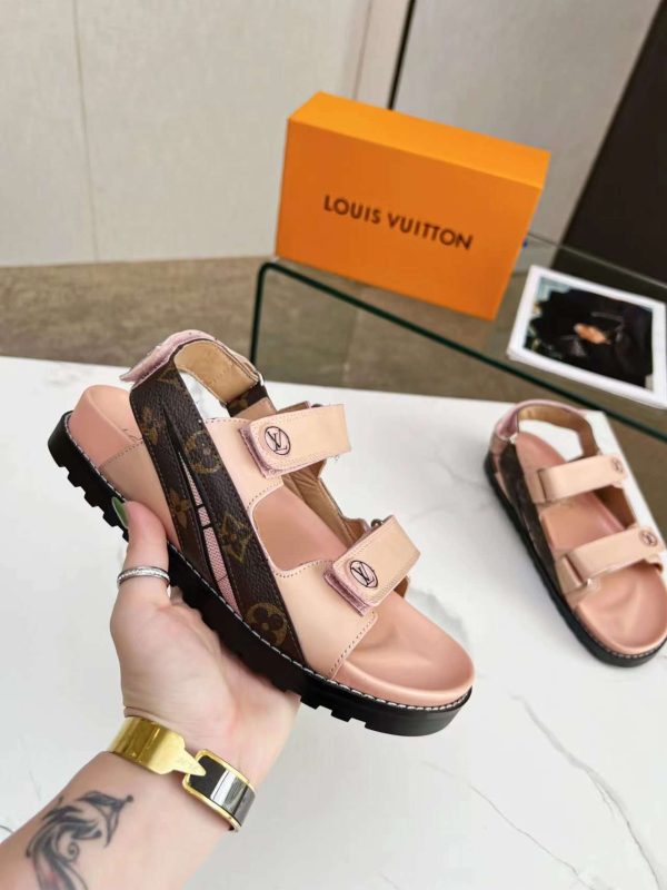 New Fashion LV Women Shoes 169 PA