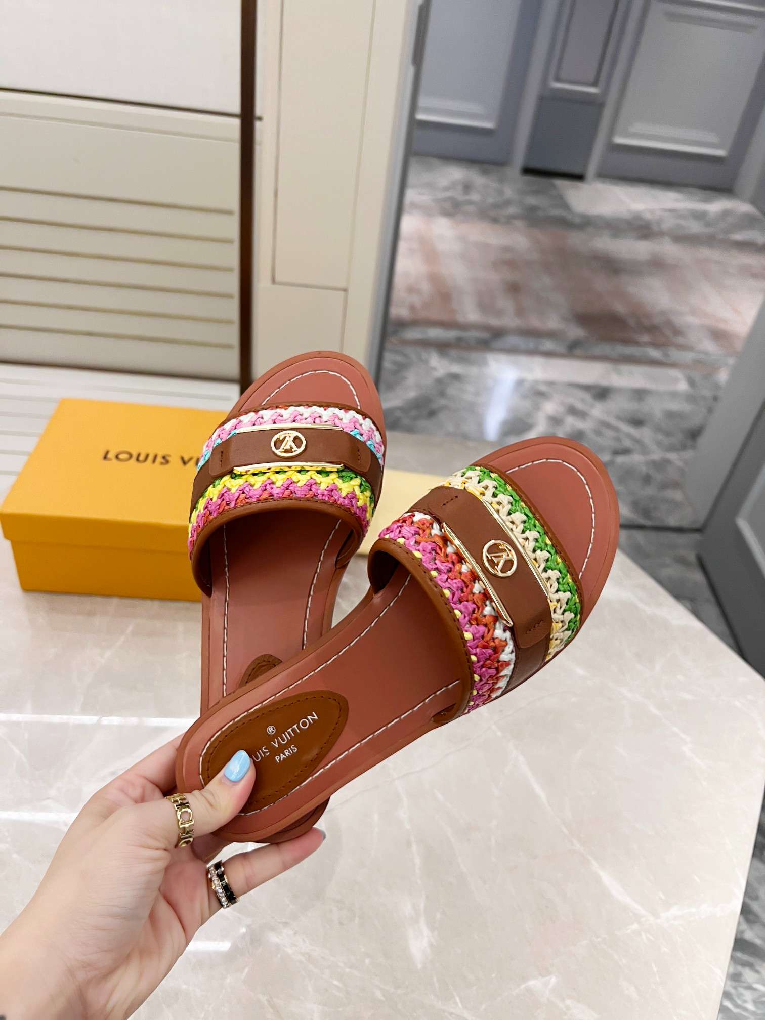 New Fashion LV Women Shoes L061