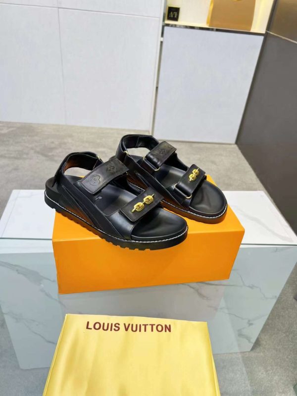 New Fashion LV Women Shoes 165 PA