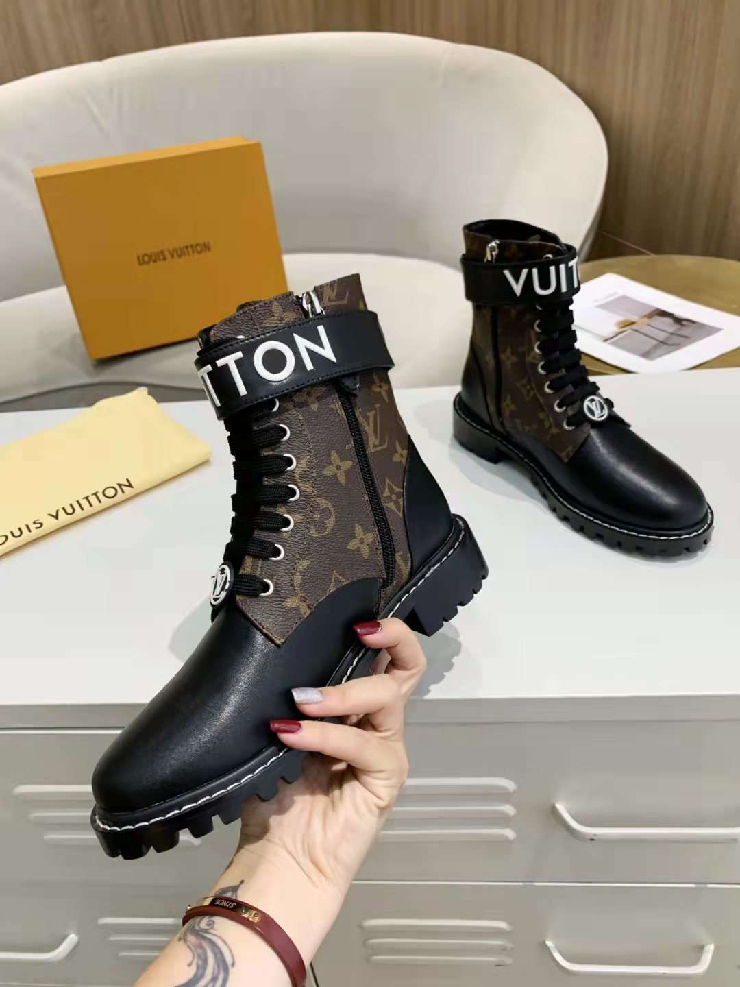 New Fashion LV Women Shoes L042