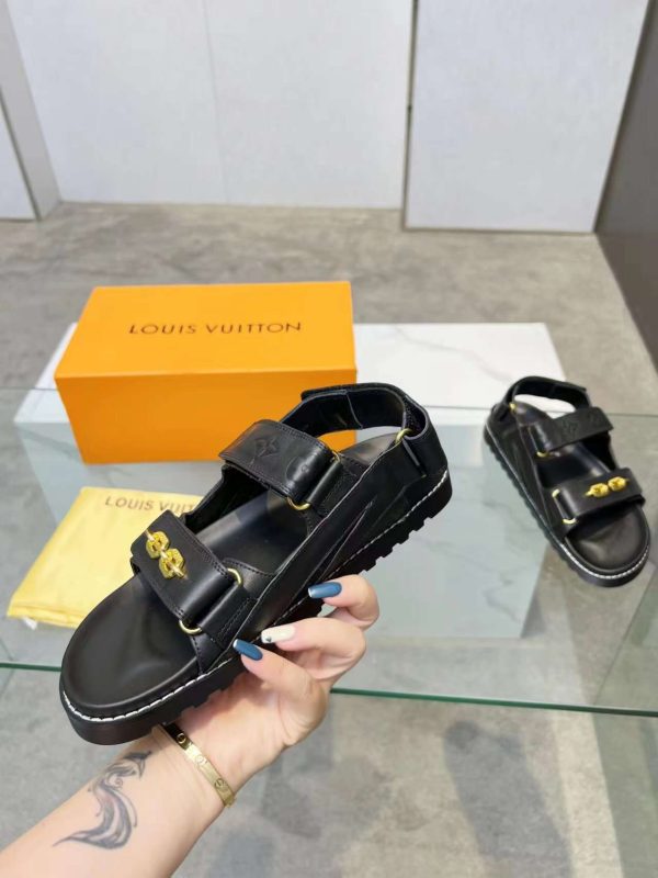 New Fashion LV Women Shoes 165 PA