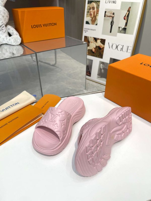 New Fashion LV Women Shoes 157 PA