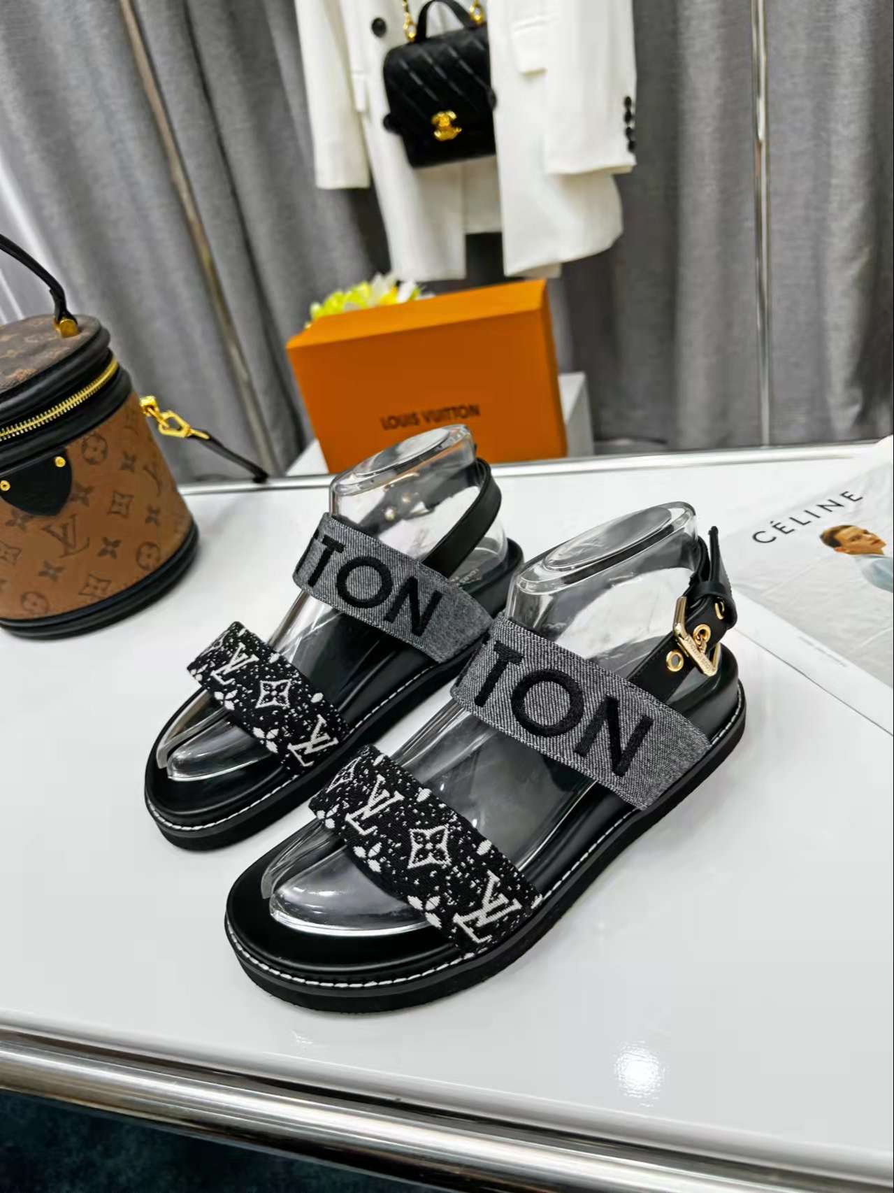New Fashion LV Women Shoes L050