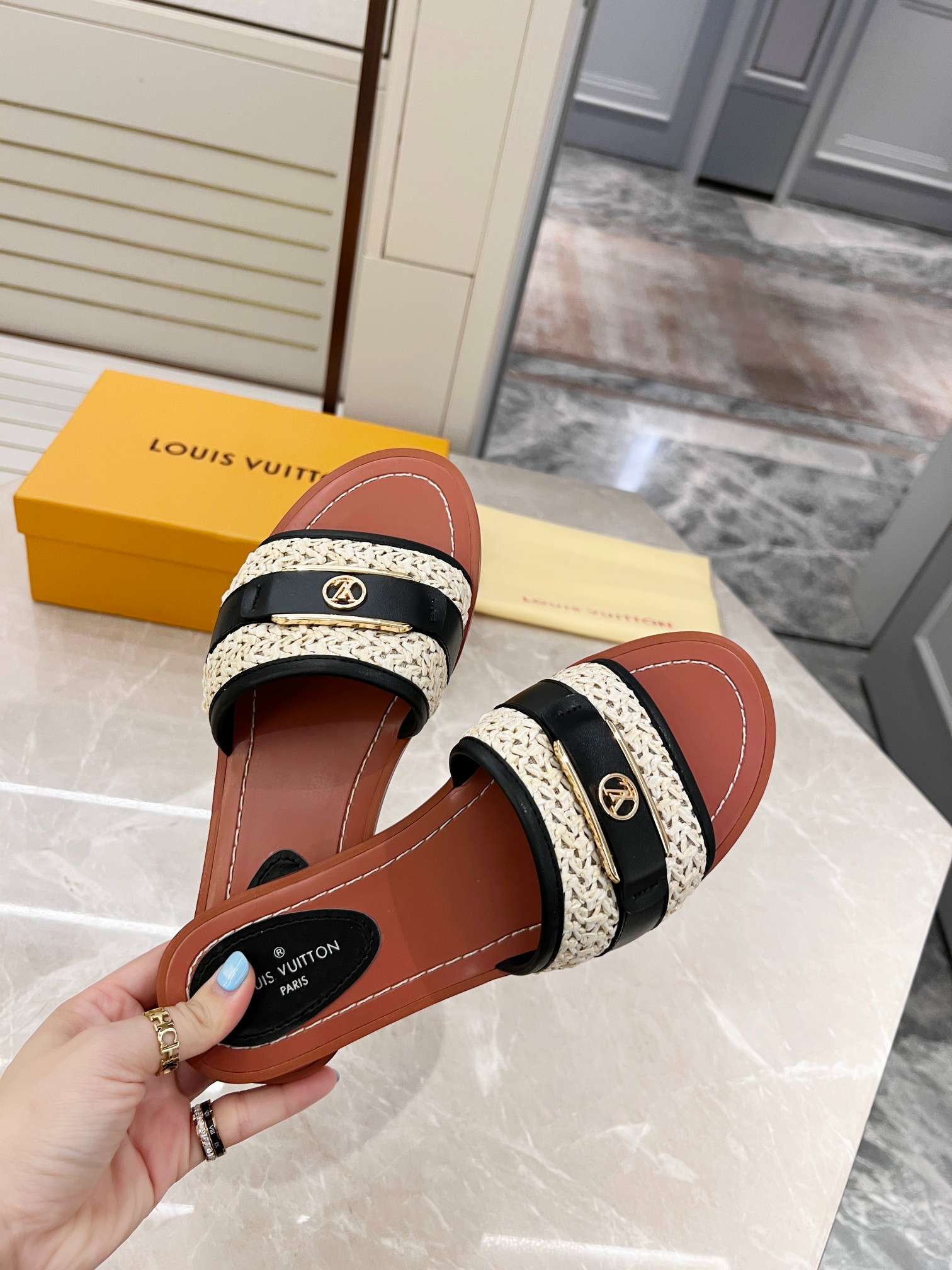 New Fashion LV Women Shoes L061