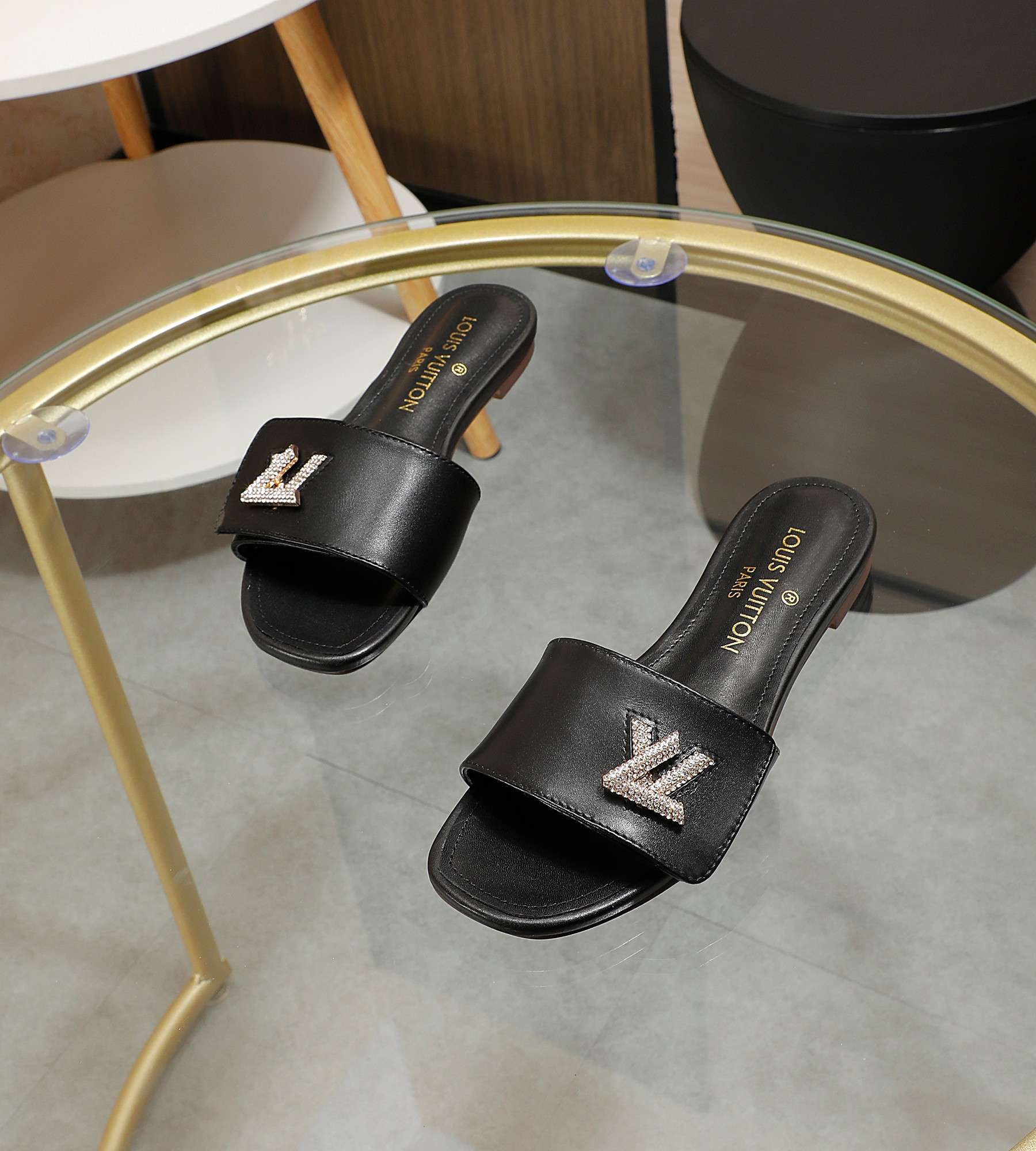 New Fashion LV Women Shoes L002