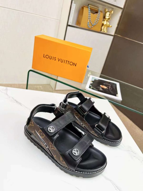 New Fashion LV Women Shoes 166 PA