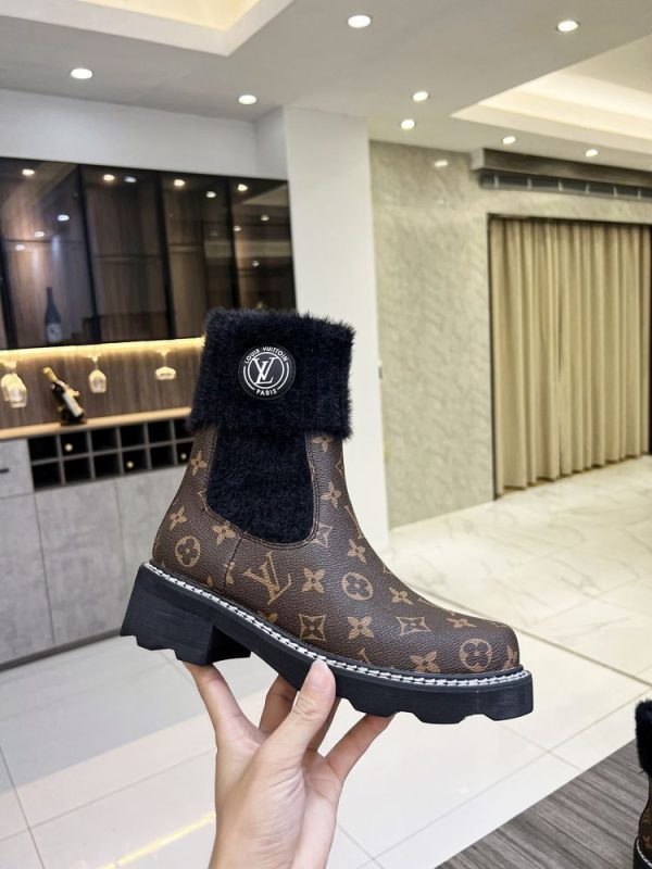 New Fashion LV Women Shoes 328 PA