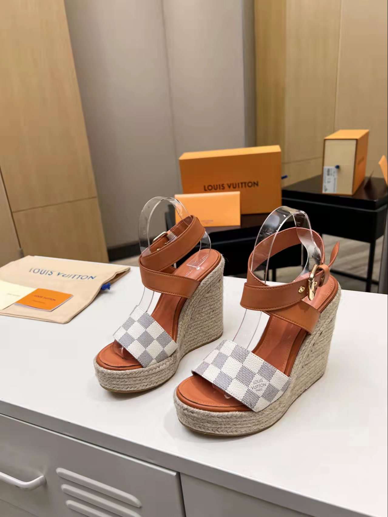 New Fashion LV Women Shoes L044