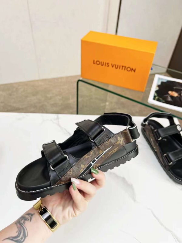New Fashion LV Women Shoes 166 PA