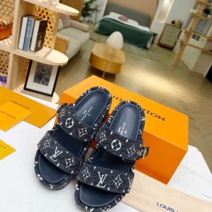 New Fashion LV Women Shoes 161 PA