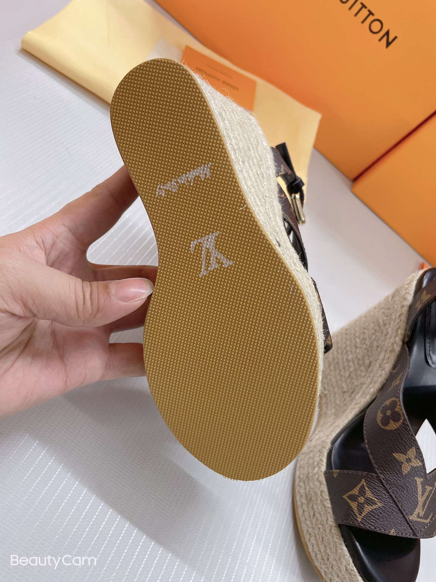 New Fashion LV Women Shoes L045