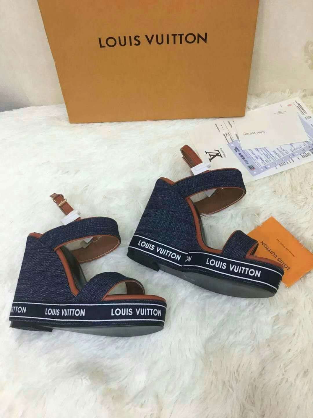 New Fashion LV Women Shoes L046