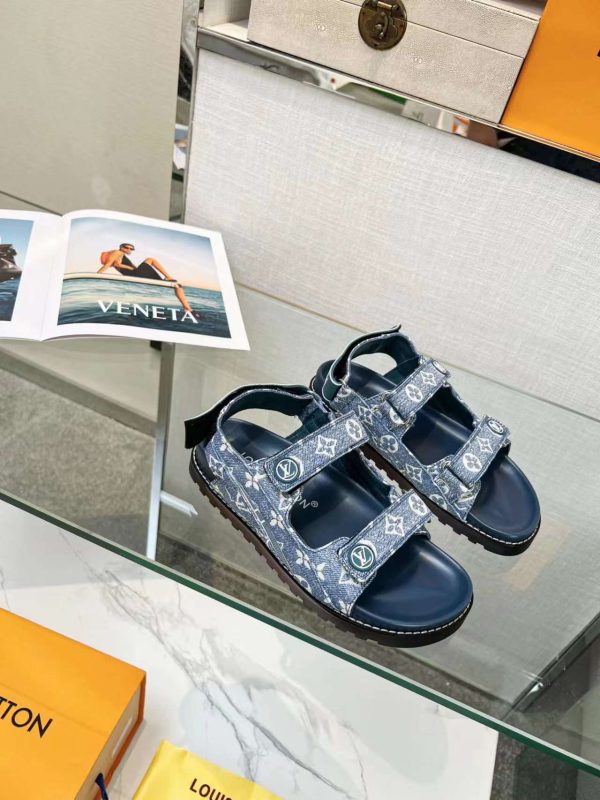 New Fashion LV Women Shoes 168 PA