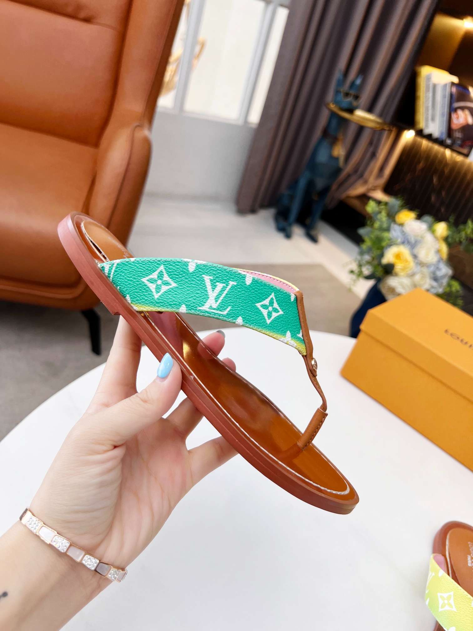 New Fashion LV Women Shoes L015
