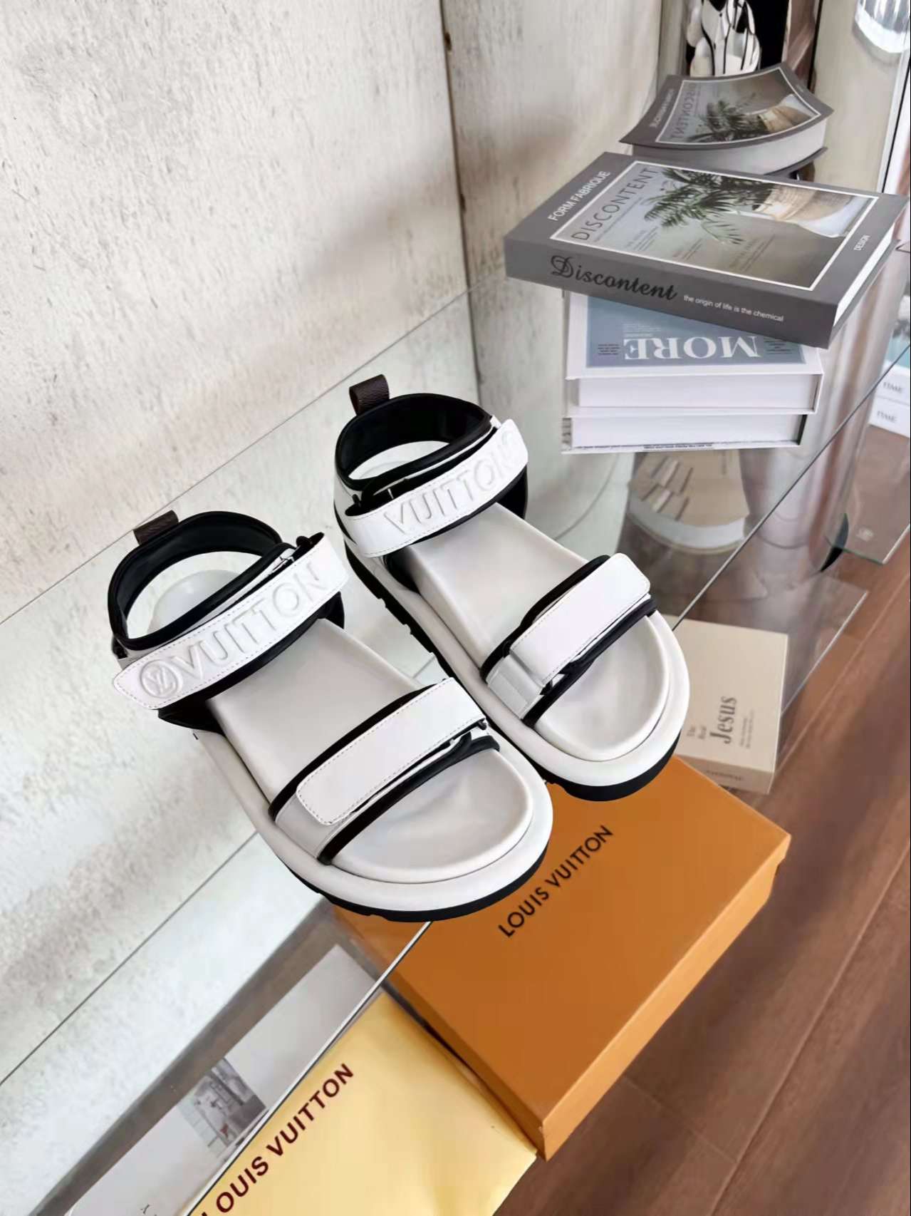 New Fashion LV Women Shoes L047