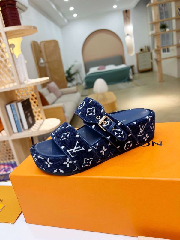 New Fashion LV Women Shoes 164 PA