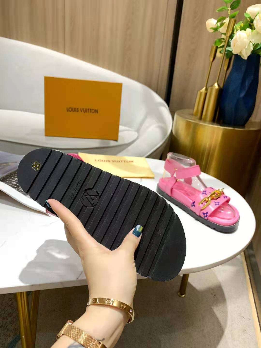 New Fashion LV Women Shoes L050
