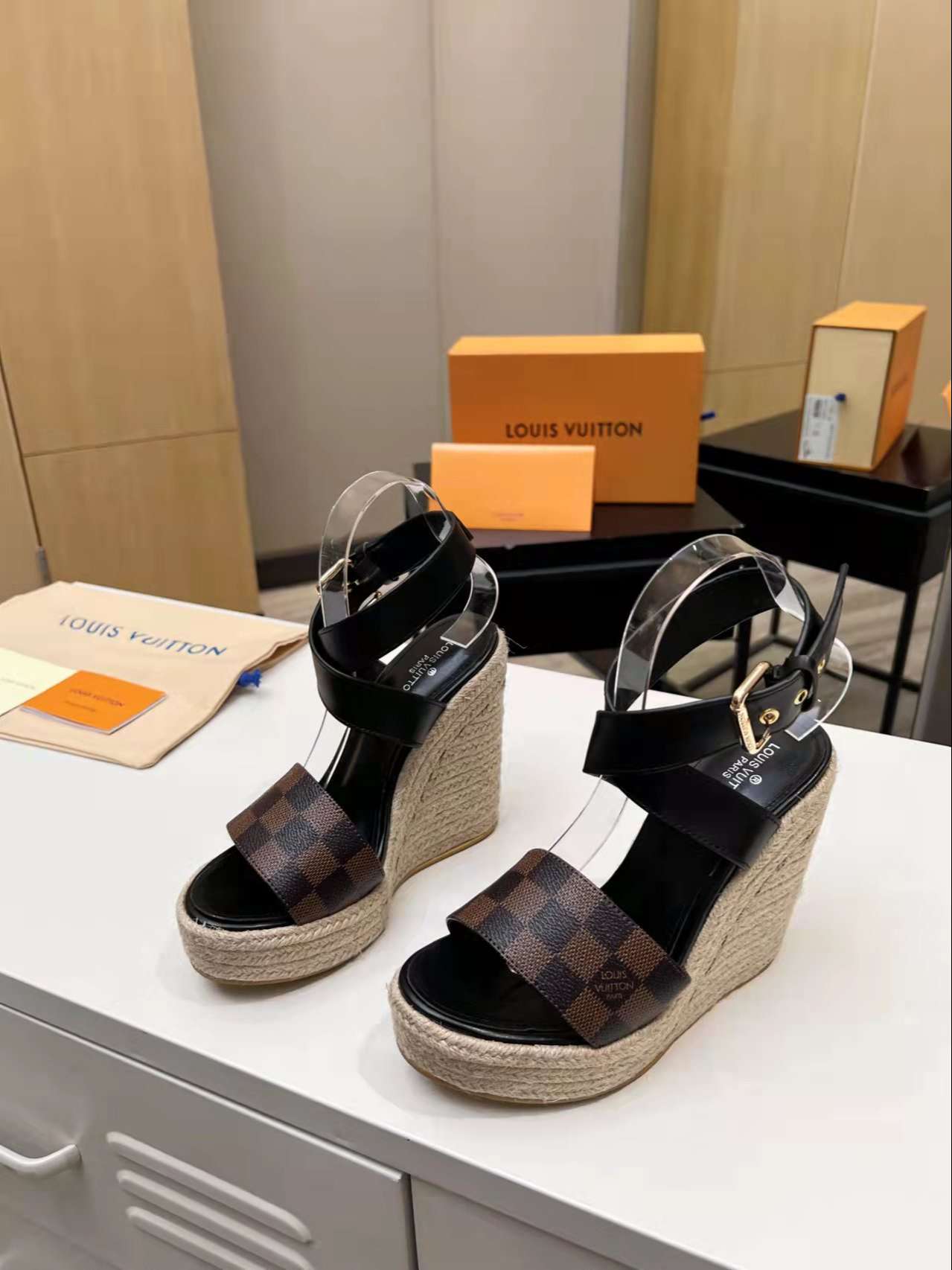 New Fashion LV Women Shoes L044