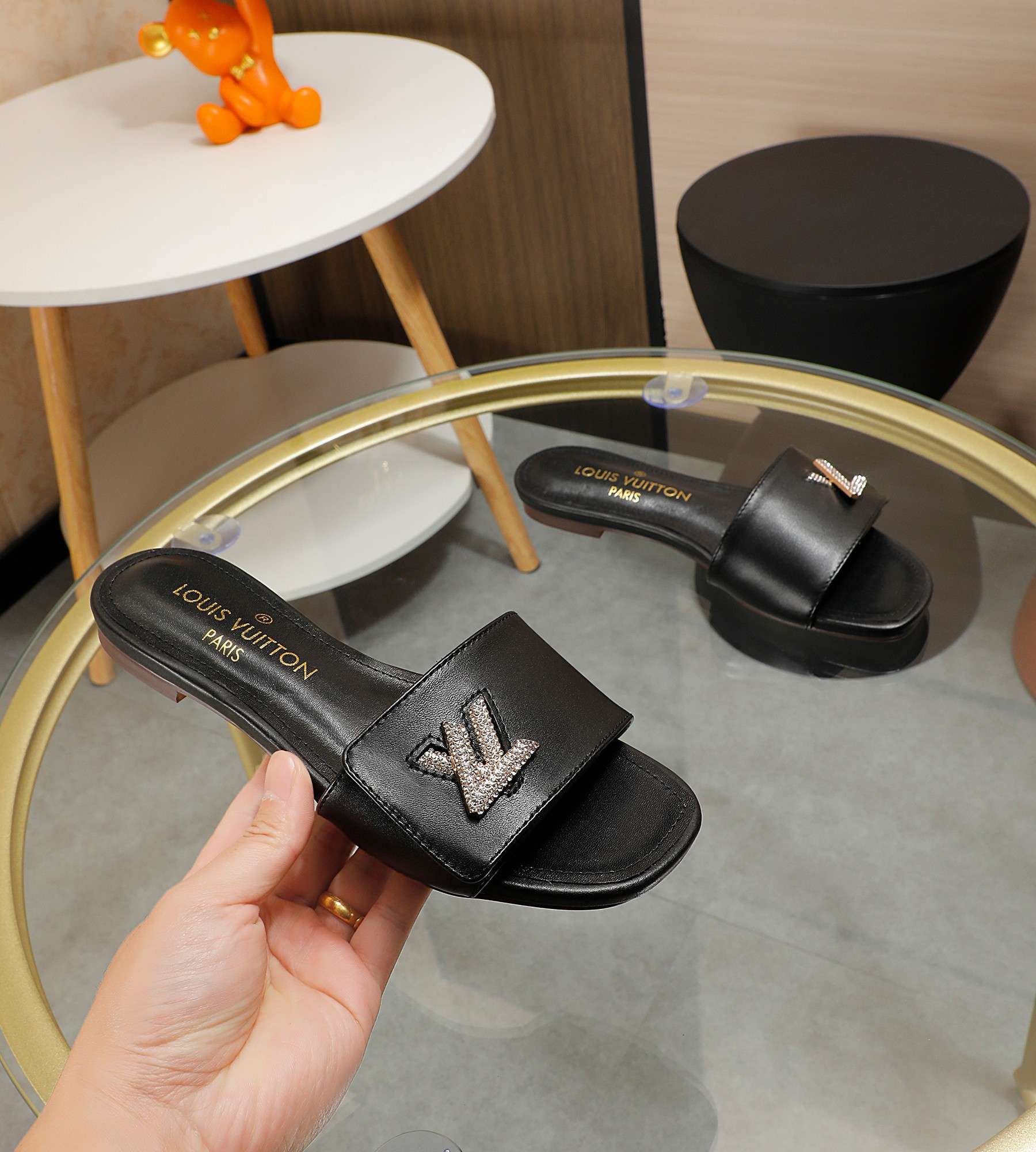 New Fashion LV Women Shoes L002