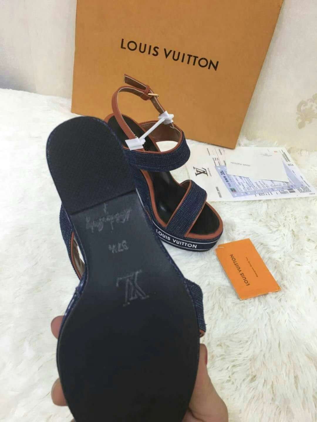 New Fashion LV Women Shoes L046